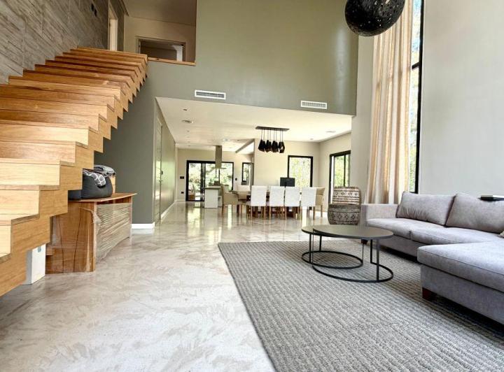 Casa · 264m² · 5 Ambientes · 3 Cocheras