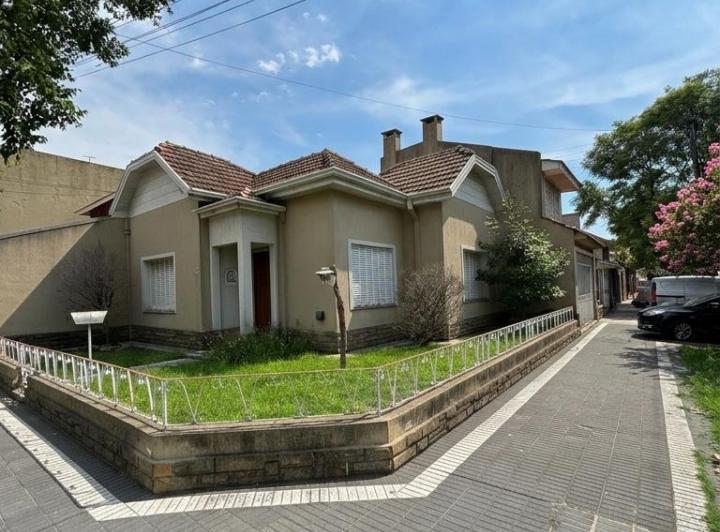 Casa · 140m² · 4 Ambientes · 1 Cochera