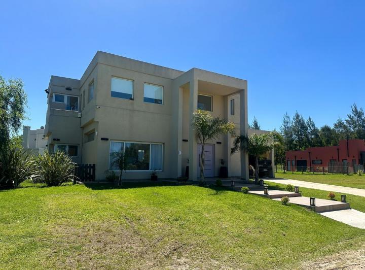 Casa · 240m² · 4 Ambientes