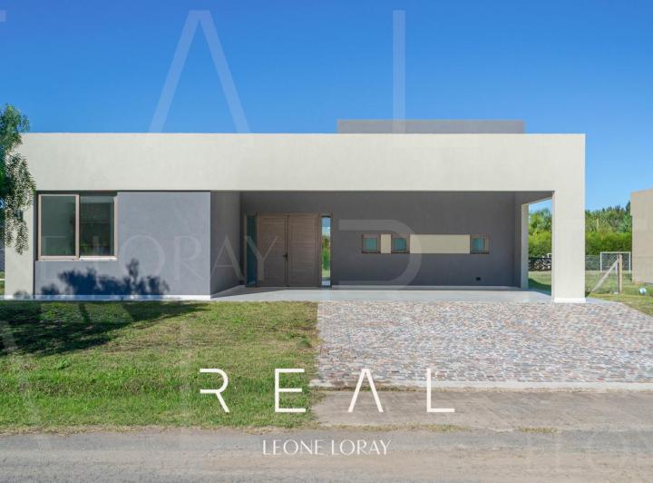 Casa · 885m² · 4 Ambientes · 2 Cocheras