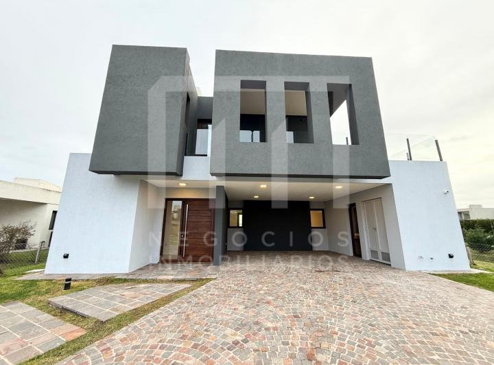 Casa · 288m² · 6 Ambientes · 2 Cocheras