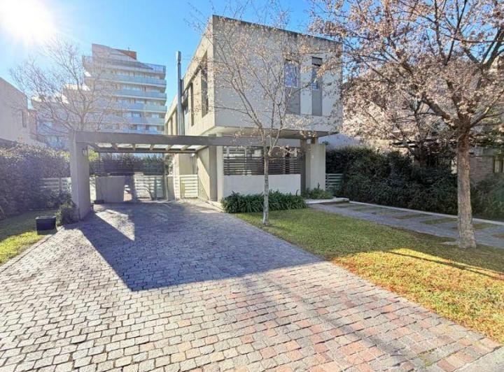 Casa · 167m² · 3 Ambientes · 1 Cochera