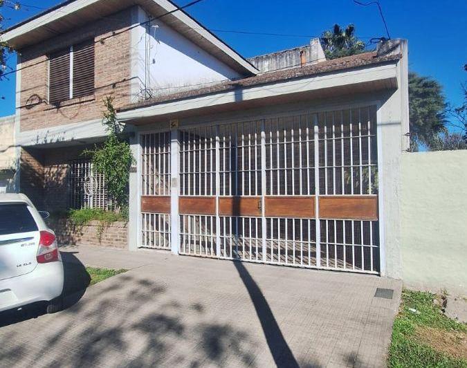 Casa · 225m² · 6 Ambientes · 2 Cocheras