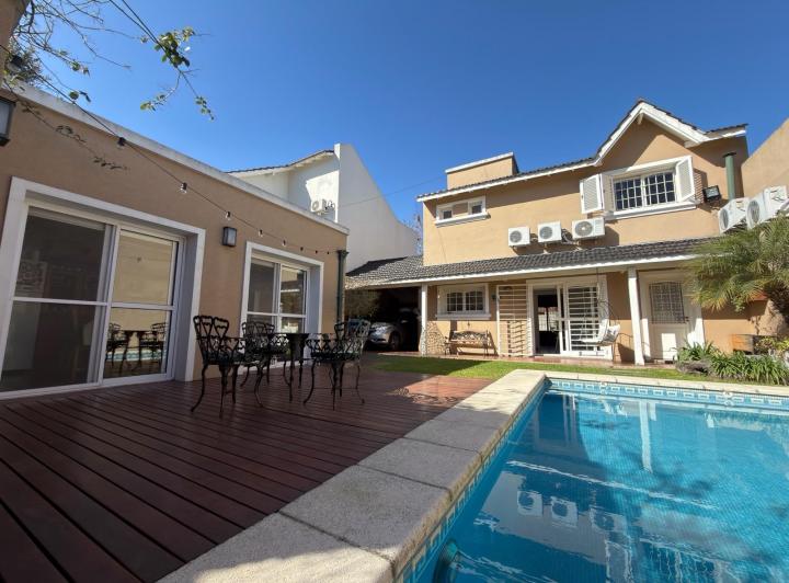 Casa · 200m² · 5 Ambientes · 2 Cocheras