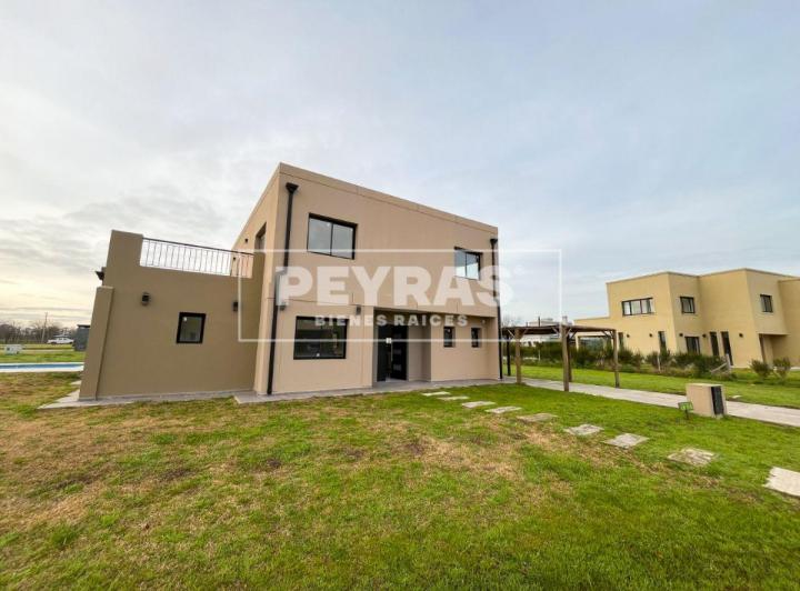 Casa · 219m² · 4 Ambientes · 2 Cocheras