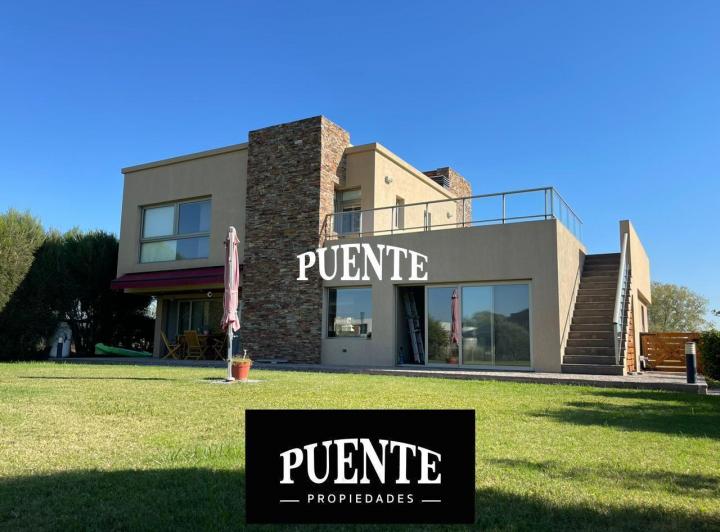 Casa · 910m² · 4 Ambientes · 2 Cocheras