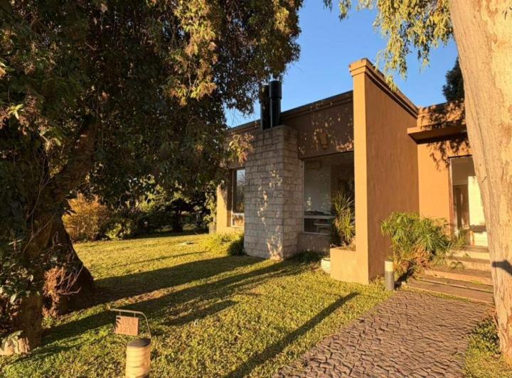 Casa · 280m² · 4 Ambientes · 1 Cochera