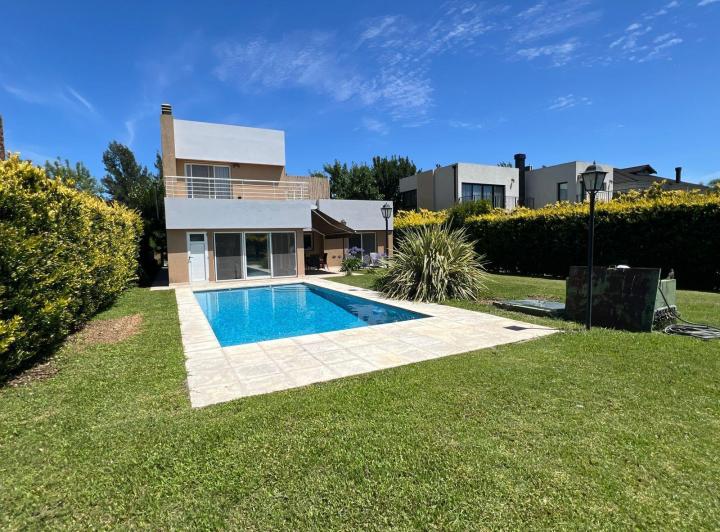 Casa · 205m² · 4 Ambientes · 1 Cochera