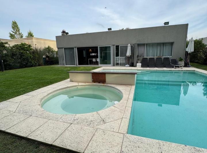 Casa · 180m² · 4 Ambientes · 2 Cocheras