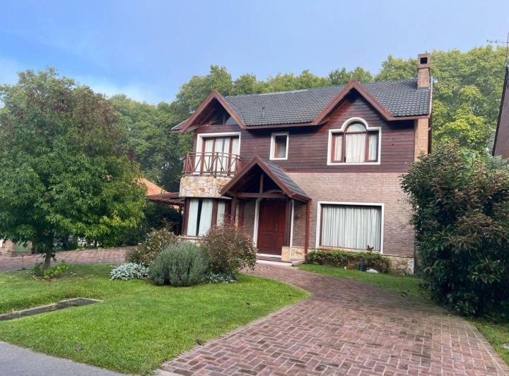 Casa · 200m² · 6 Ambientes · 1 Cochera