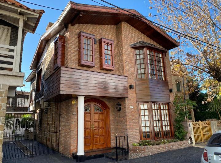 Casa · 221m² · 5 Ambientes · 1 Cochera