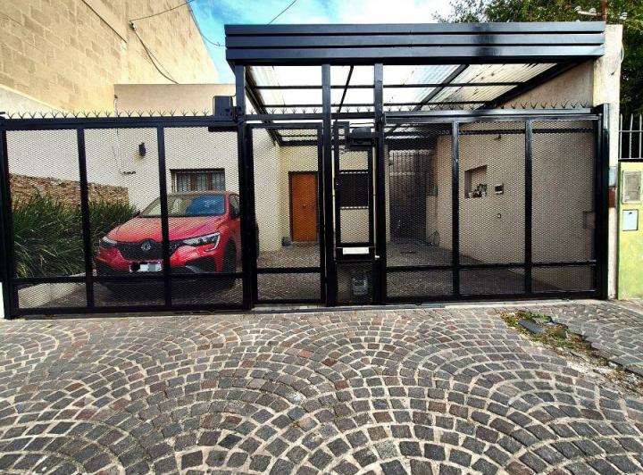 Casa · 165m² · 4 Ambientes · 2 Cocheras