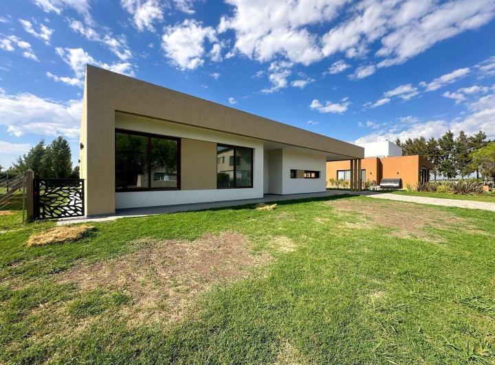Casa · 206m² · 4 Ambientes · 6 Cocheras