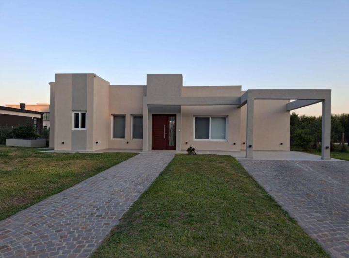 Casa · 170m² · 4 Ambientes · 2 Cocheras