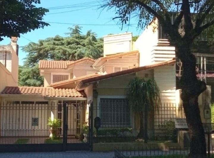 Casa · 400m² · 6 Ambientes · 3 Cocheras