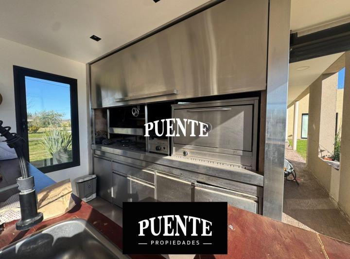 Casa · 320m² · 5 Ambientes · 4 Cocheras