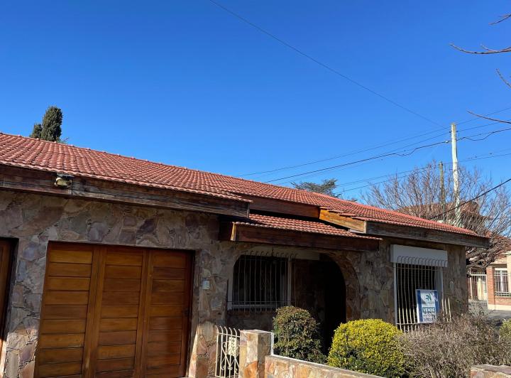 Casa · 180m² · 5 Ambientes · 2 Cocheras