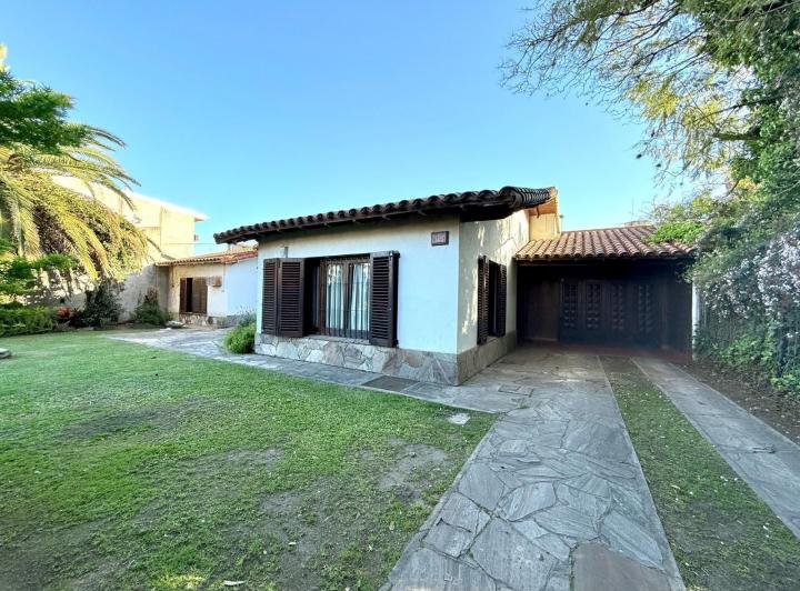 Casa · 243m² · 4 Ambientes · 5 Cocheras