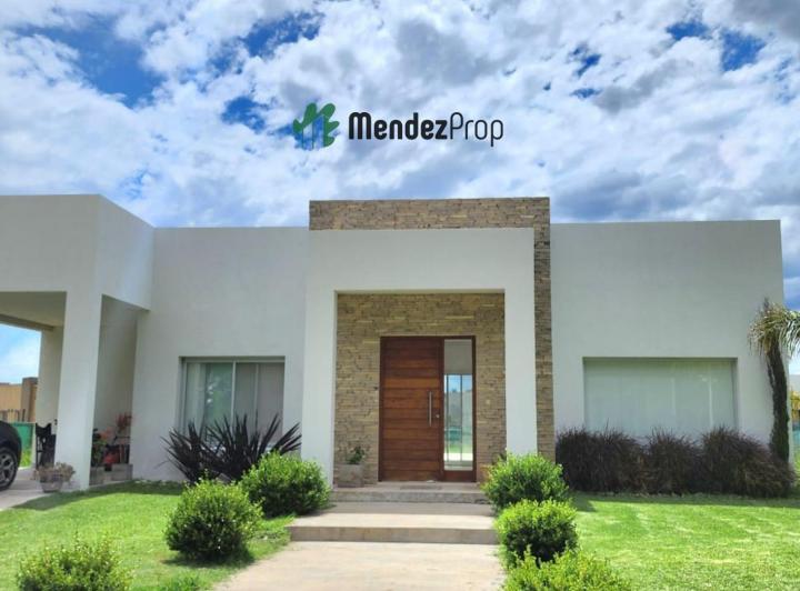 Casa · 161m² · 4 Ambientes · 3 Cocheras