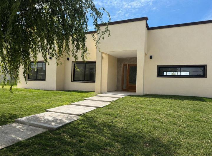 Casa · 170m² · 4 Ambientes · 1 Cochera