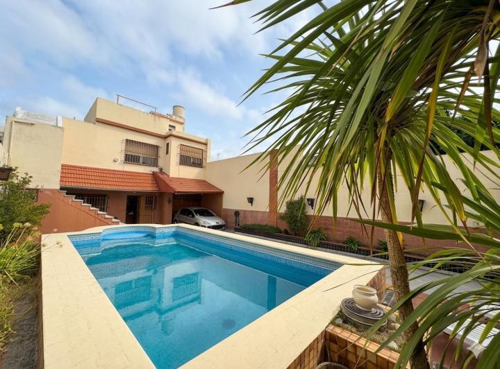 Casa · 400m² · 3 Dormitorios · 6 Cocheras