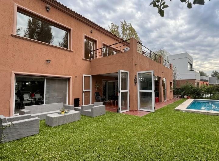 Casa · 350m² · 7 Ambientes · 3 Cocheras