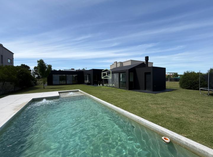 Casa · 170m² · 4 Ambientes · 4 Cocheras