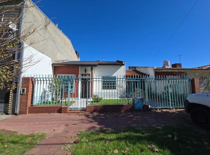 Casa · 140m² · 4 Ambientes · 2 Cocheras