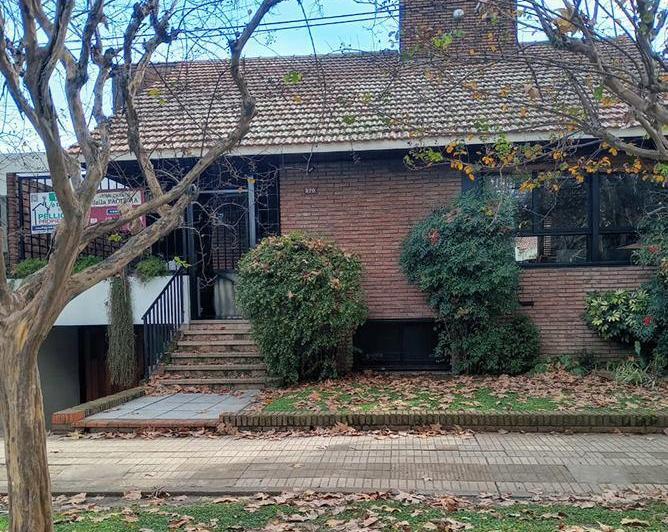 Casa · 250m² · 8 Ambientes · 1 Cochera