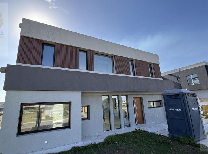 Casa · 150m² · 4 Ambientes · 4 Cocheras
