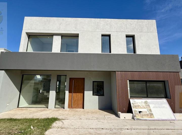 Casa · 115m² · 4 Ambientes · 3 Cocheras