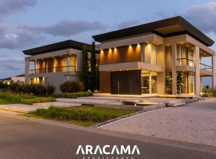 Casa · 845m² · 4 Cocheras
