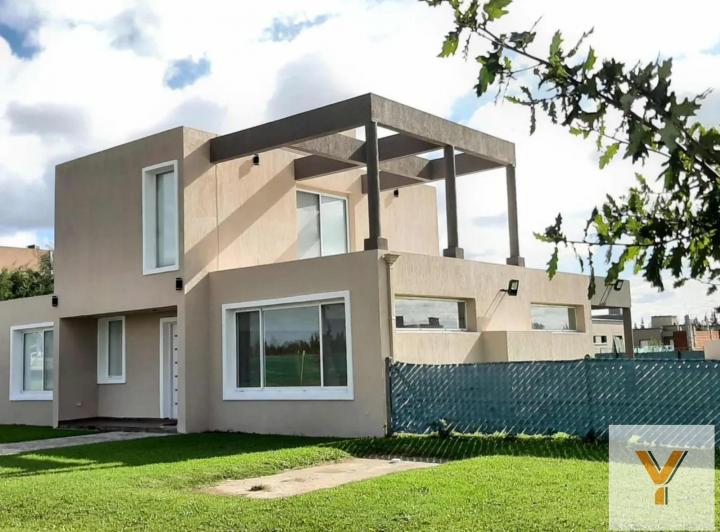 Casa · 260m² · 4 Ambientes · 2 Cocheras