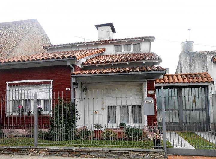 Casa · 290m² · 3 Dormitorios · 4 Cocheras