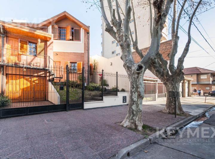 Casa · 210m² · 5 Ambientes · 3 Cocheras