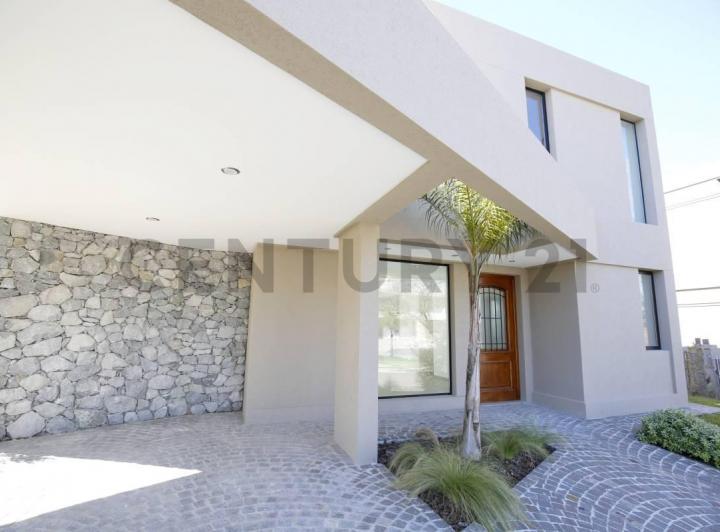 Casa · 223m² · 4 Ambientes · 2 Cocheras
