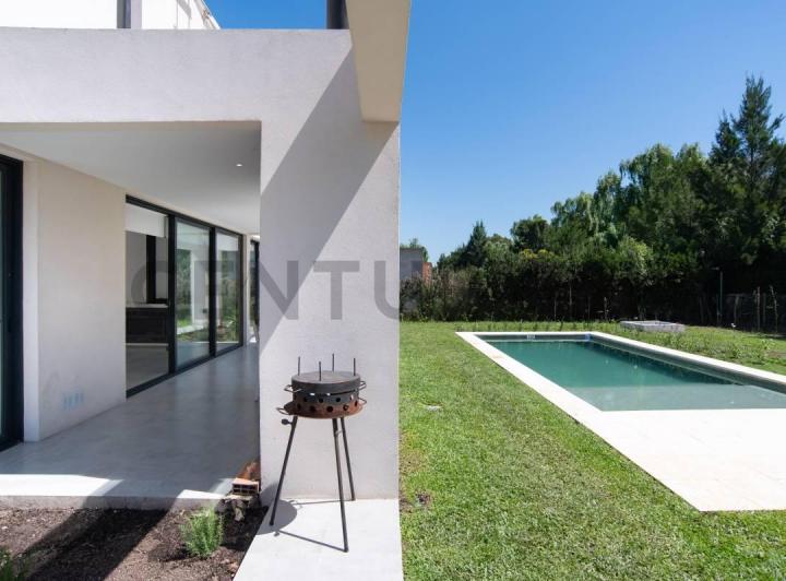 Casa · 314m² · 4 Ambientes · 2 Cocheras