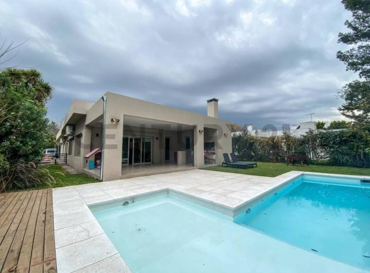 Casa · 220m² · 4 Ambientes · 3 Cocheras