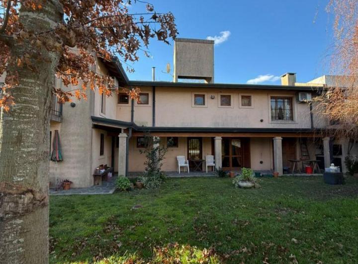 Casa · 319m² · 7 Ambientes · 1 Cochera