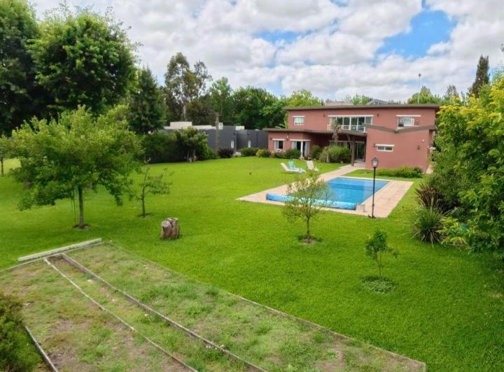 Casa · 425m² · 5 Ambientes · 2 Cocheras