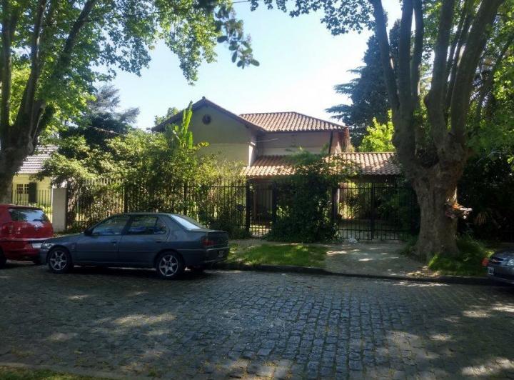 Casa · 210m² · 4 Ambientes · 2 Cocheras