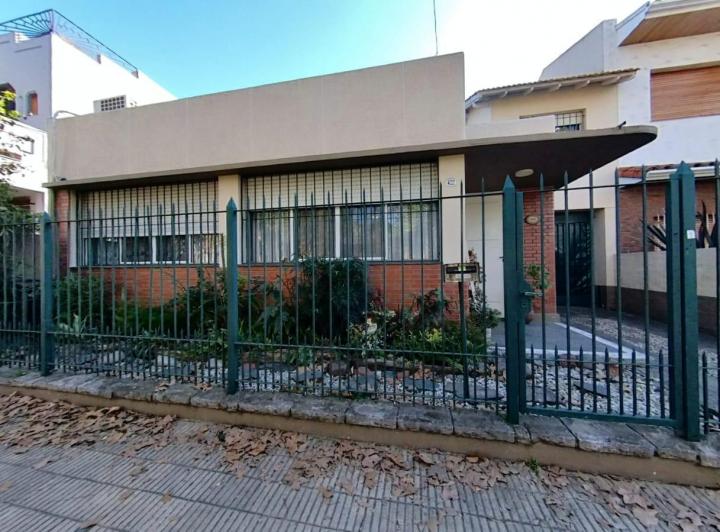 Casa · 200m² · 4 Ambientes · 5 Cocheras