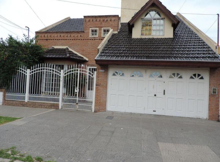 Casa · 200m² · 5 Ambientes · 2 Cocheras