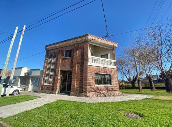 Casa · 220m² · 5 Ambientes · 1 Cochera