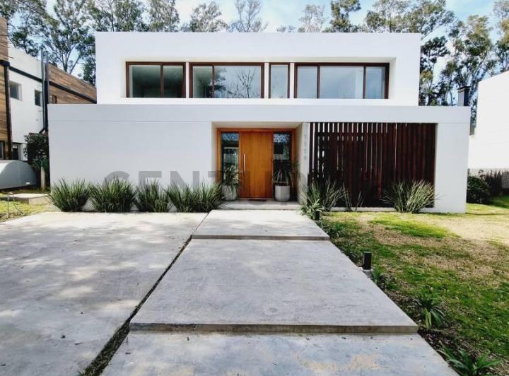 Casa · 250m² · 5 Ambientes · 1 Cochera