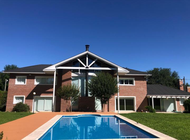Casa · 345m² · 9 Ambientes · 1 Cochera