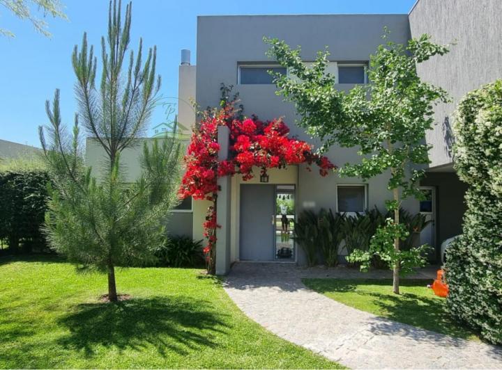 Casa · 250m² · 8 Ambientes · 1 Cochera
