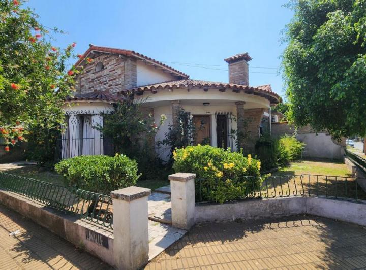 Casa · 140m² · 4 Ambientes · 2 Cocheras