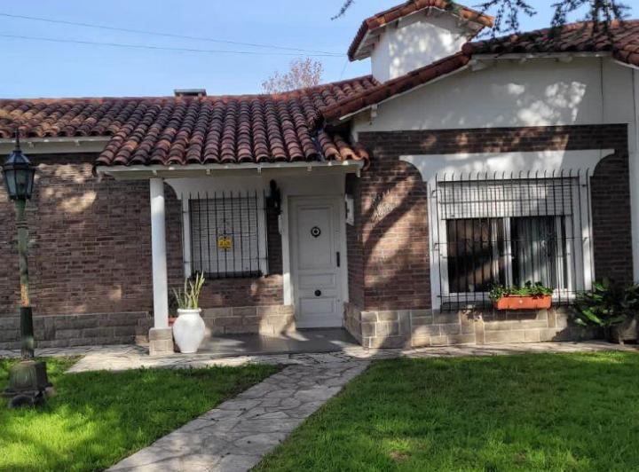 Casa · 200m² · 5 Ambientes · 2 Cocheras