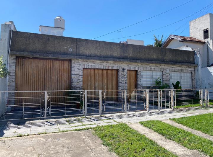 Casa · 140m² · 4 Ambientes · 2 Cocheras